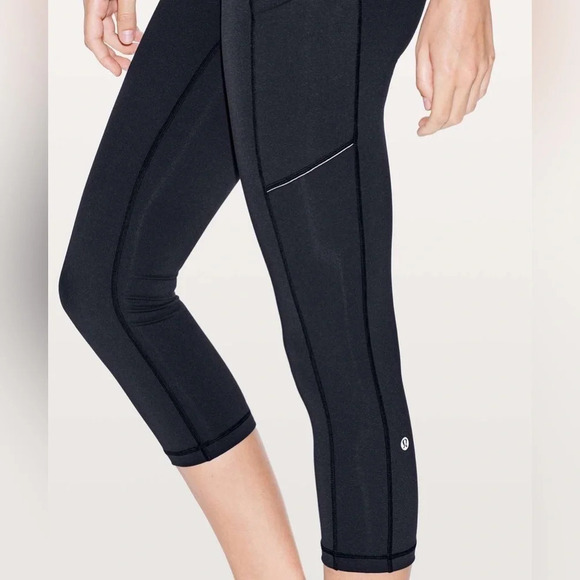 Lululemon Speed Up Crop 21" in Black size 6 Style W6AL7S - Picture 1 of 11
